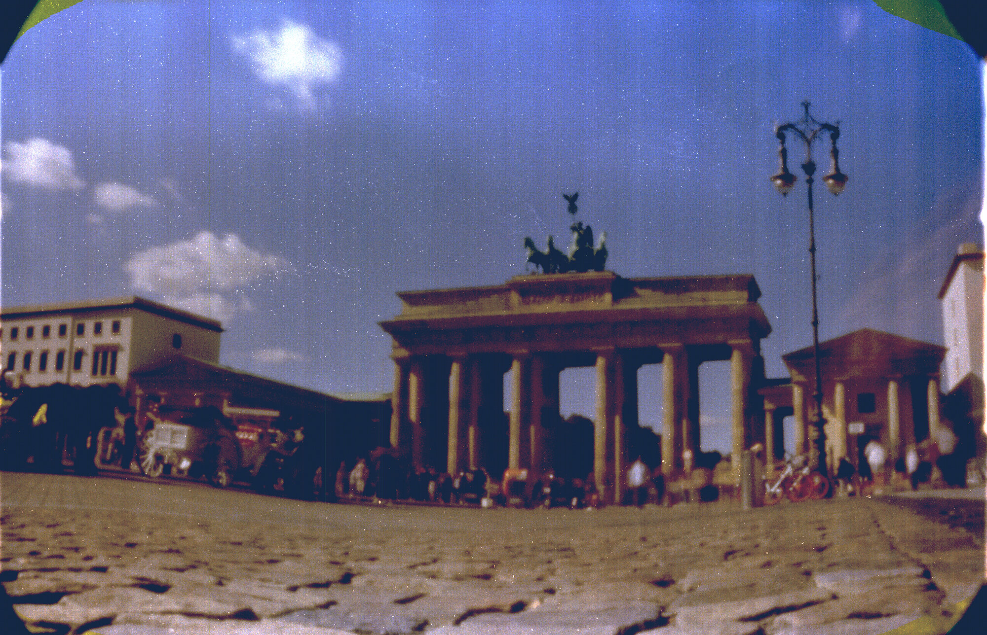 brama brandenburska sfotografowana kamerą otworkową