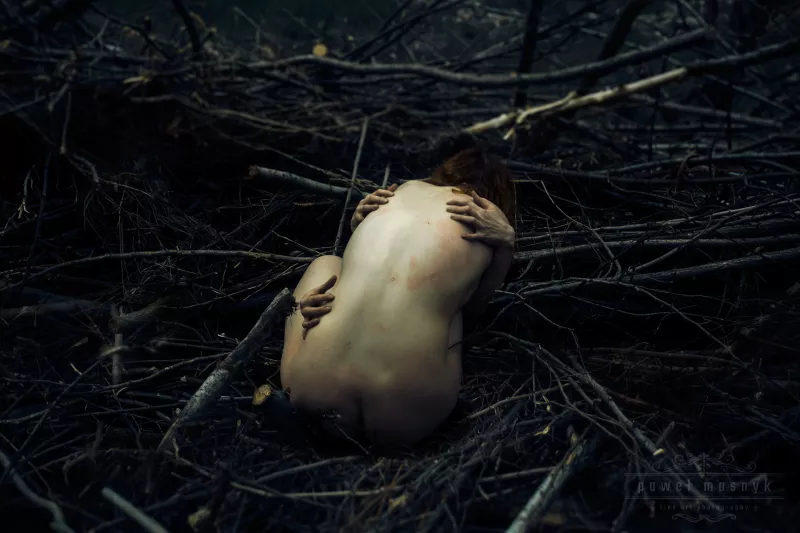  Akt kobiecy: naga kobieta w objęciach natury.