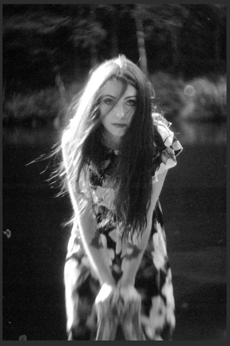  Kobieta  kąpie się w jeziorze spowitym mgłą.