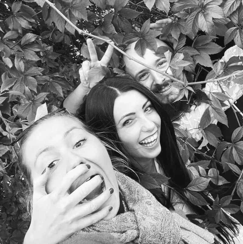 Kobieta w długich włosach i białej sukience stoi we mgle