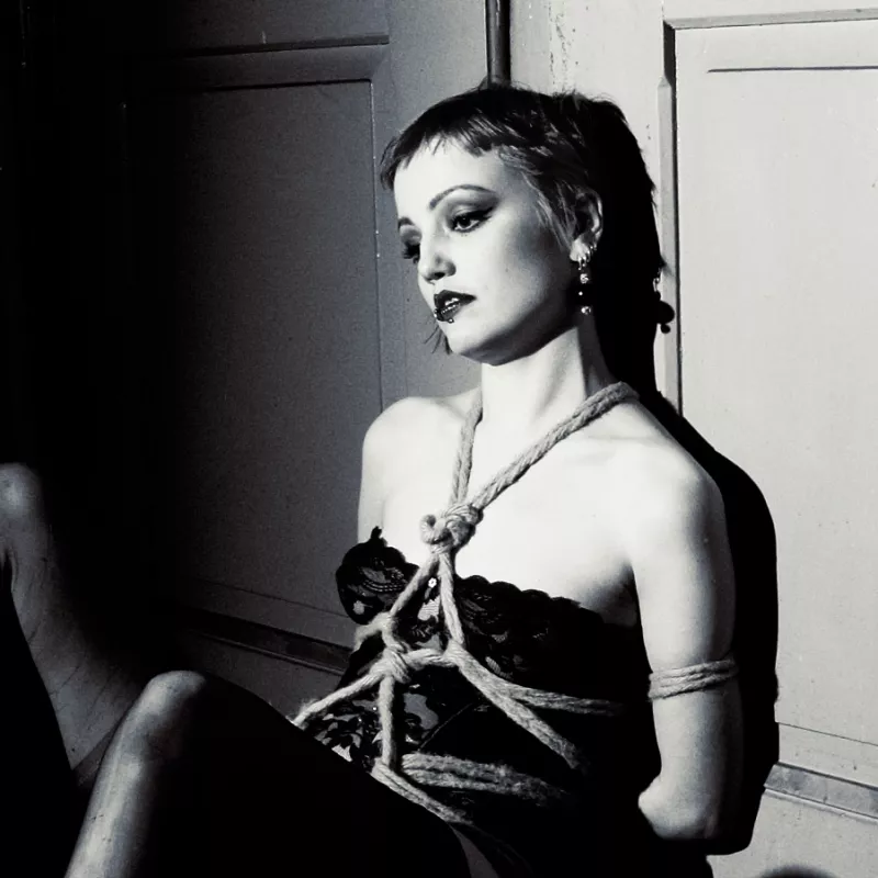 zakneblowana kobieta z cieknącą śliną