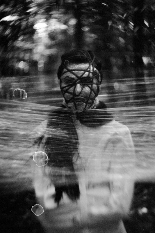 Twarz opleciona przezroczystą folią w klimacie bondage — artystyczna fotografia sensualna