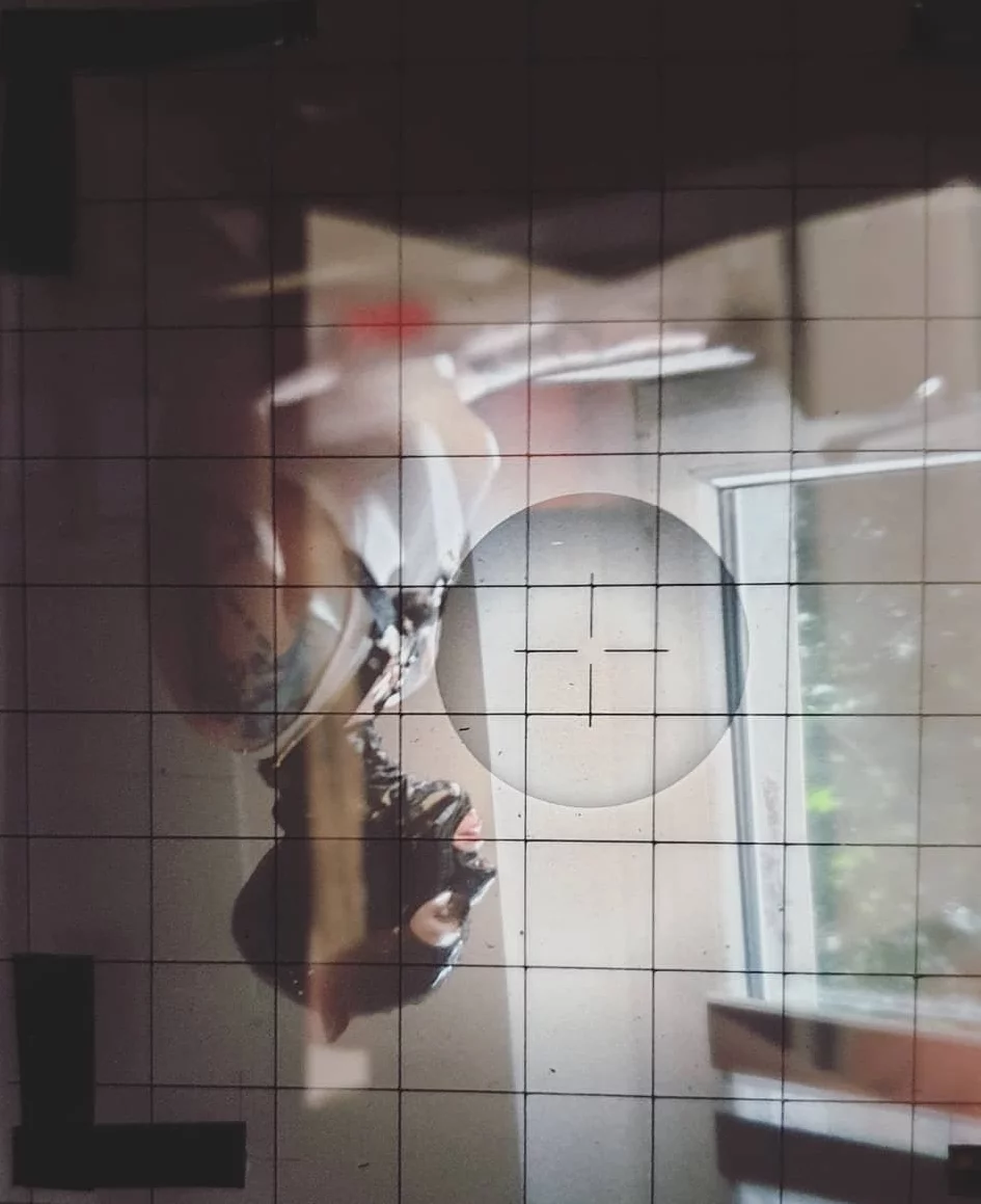 Kobieta w lateksowej masce. Zdjęcie wykonane aparatem wielkoformatowym.