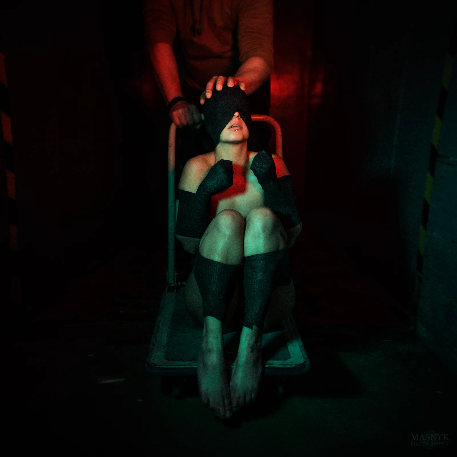 Ciemna scena urbex i bondage z zawiązaną osobą