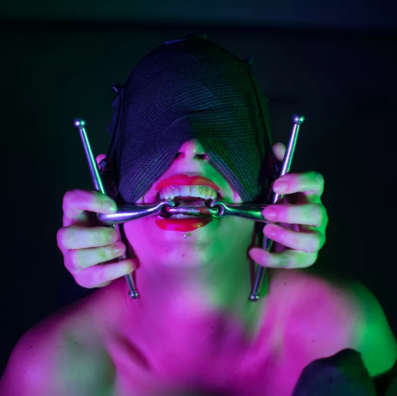 Durch Maske geblendete Frau posiert für Foto