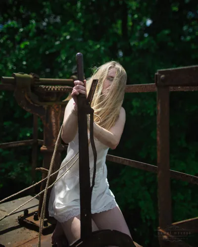 Zmysłowy portret shibari w industrialnym otoczeniu
