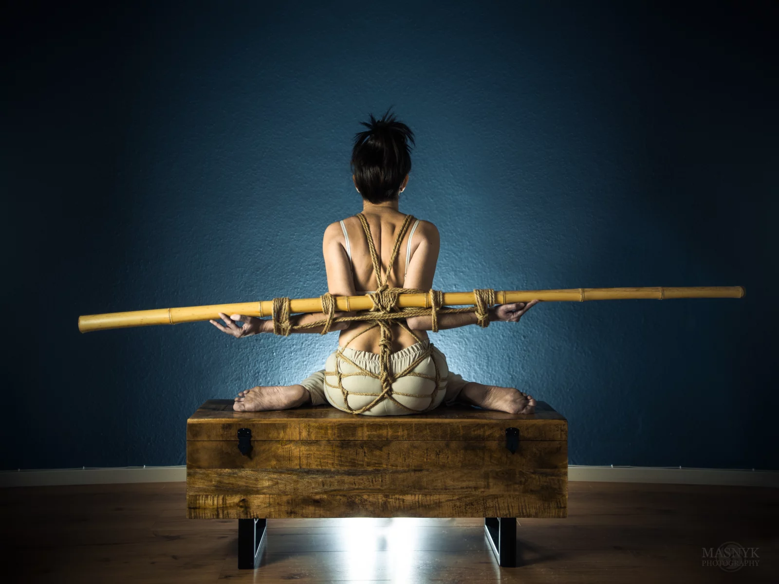 związana dziewczyna za pomocą lin i bambusa