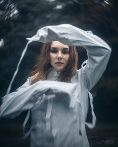  Piękna kobieta w kaftanie bezpieczeństwa. Portret