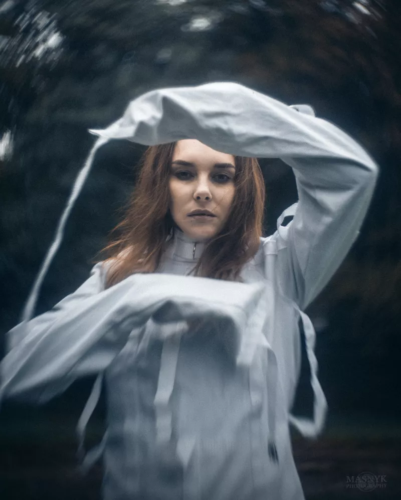  Piękna kobieta w kaftanie bezpieczeństwa. Portret