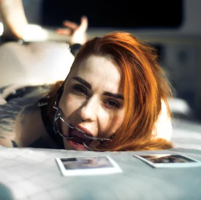 das Mädchen mit dem magic wand und den Polaroidfotos