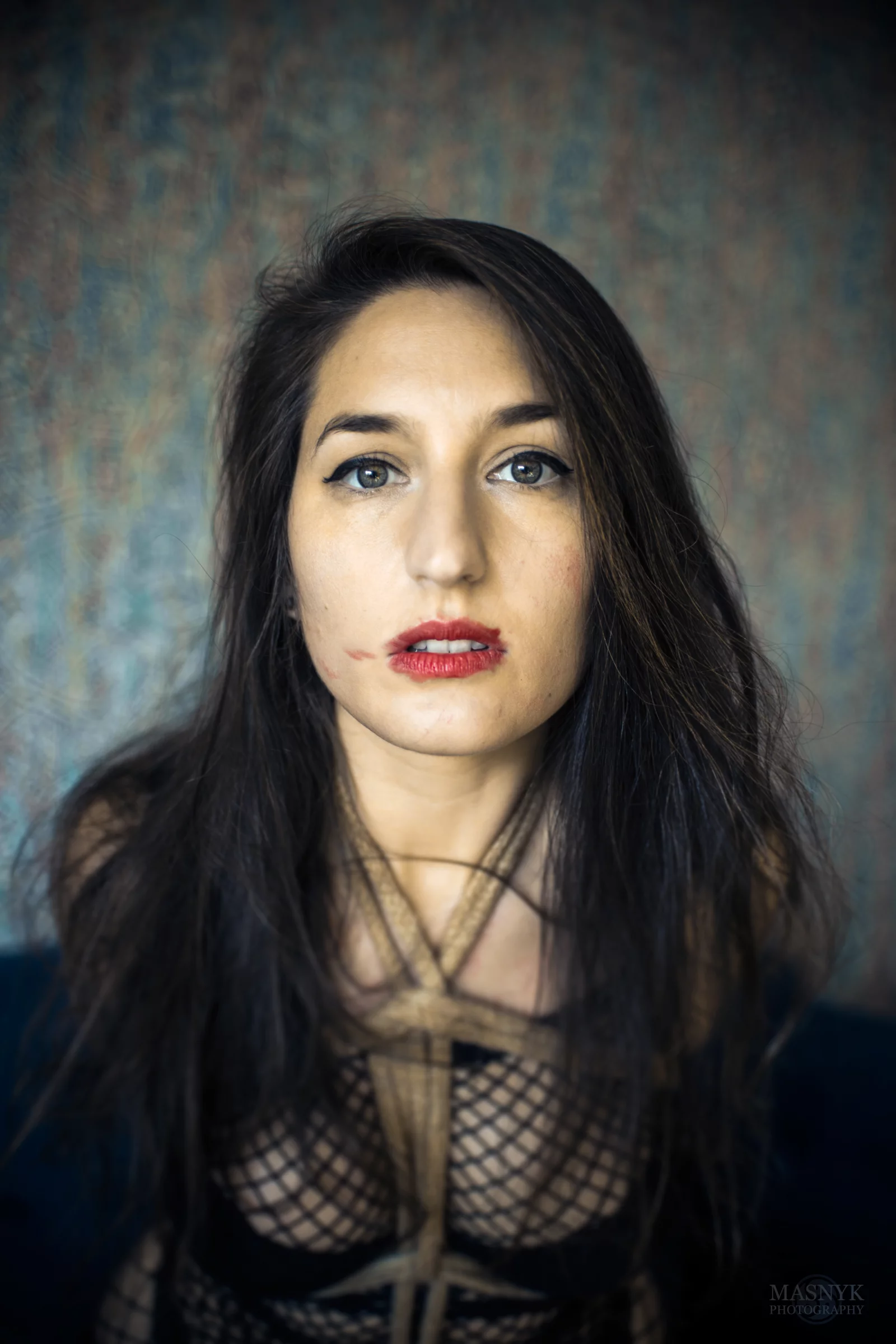 Gefesselte Frau mit verschmiertem Lippenstift