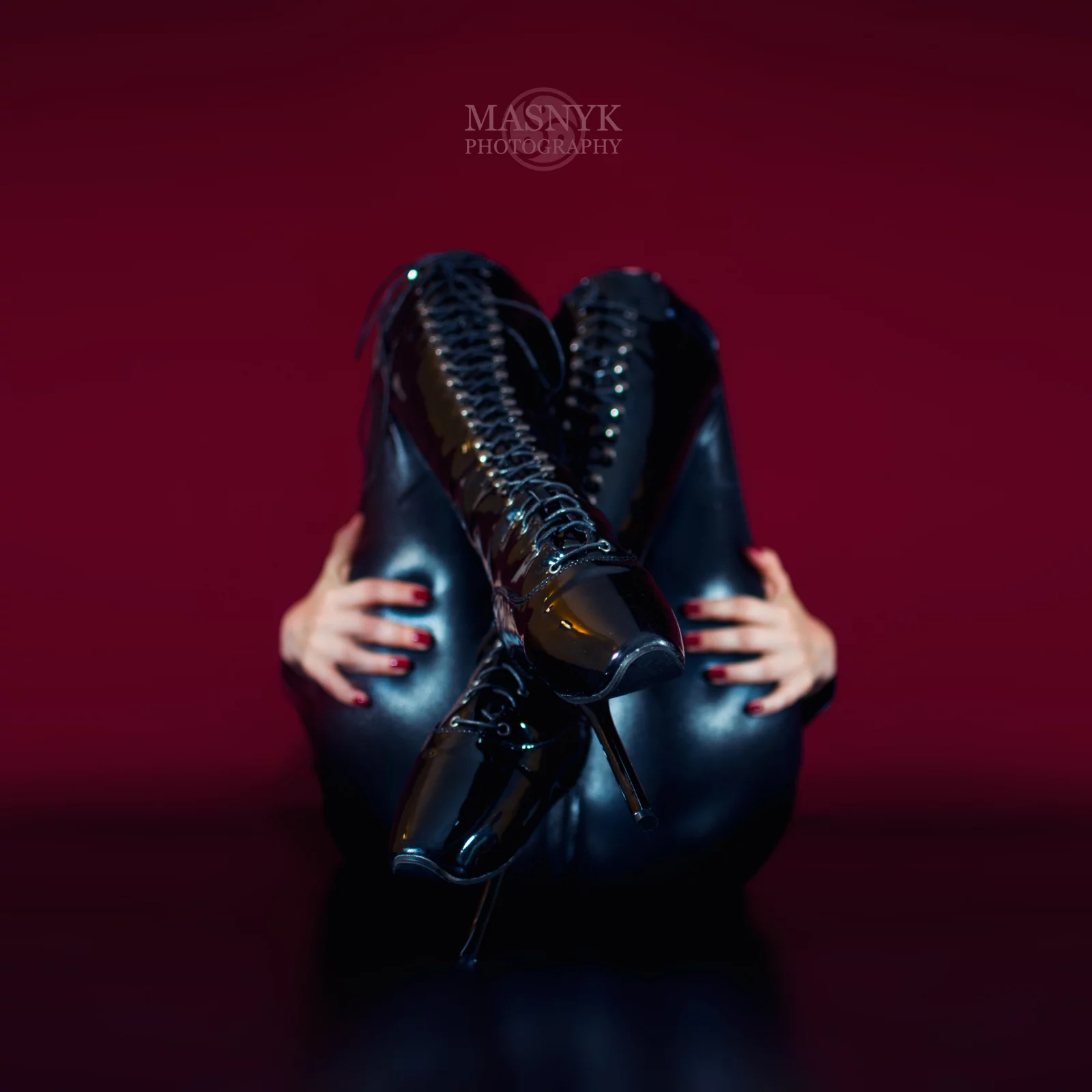 Seksowny kobiecy tyłek w lateksowym kostiumie