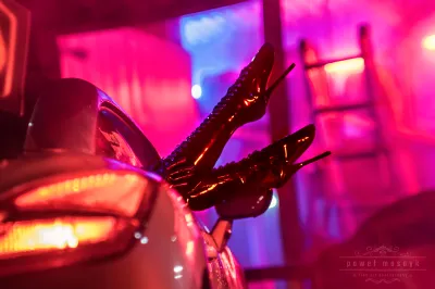 Neon-Nachtszene mit Auto und High Heels