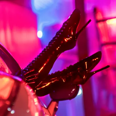 Neon-Nachtszene mit Auto und High Heels