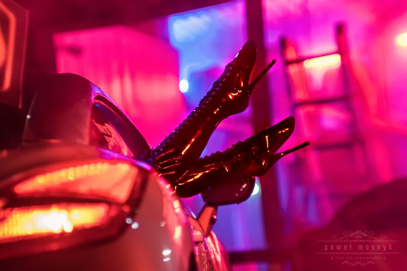 Neon-Nachtszene mit Auto und High Heels