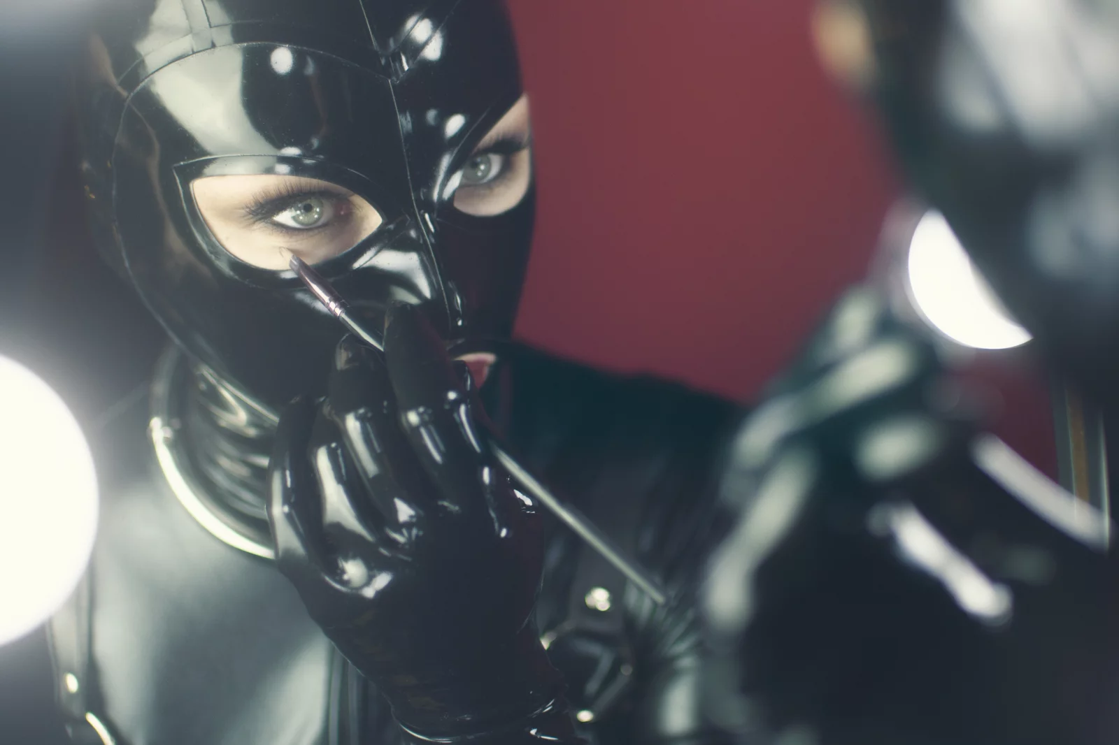 Kobieta w obroży i lateksowej masce