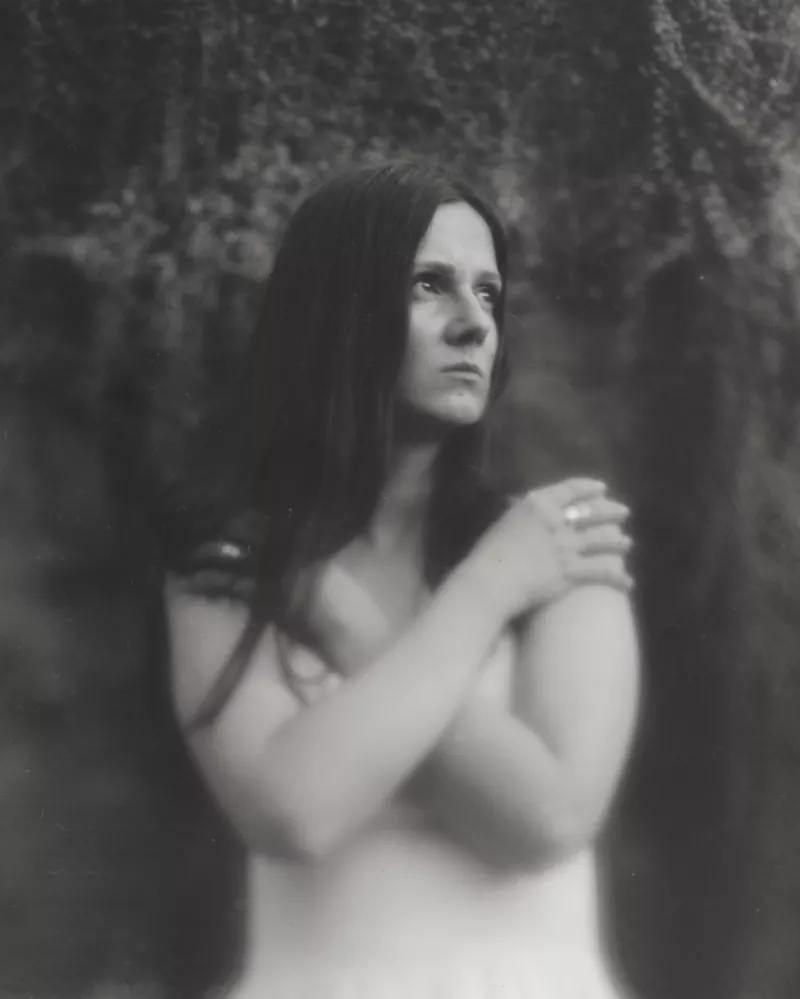 Czarno-biały portret kobiety w spokojnej scenerii