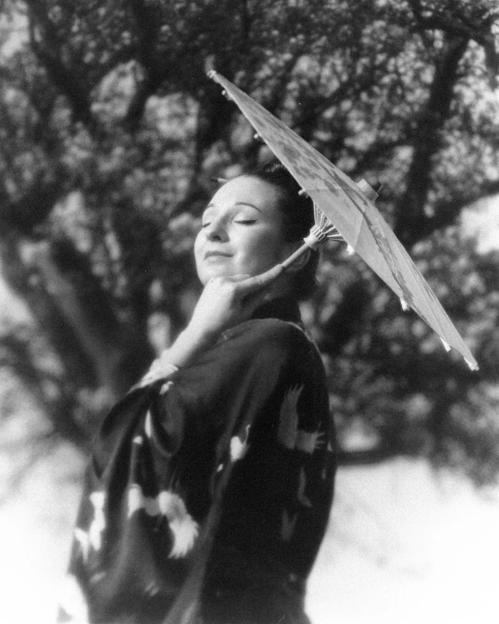 Schwarz-Weiß-Foto einer Frau mit einem Sonnenschirm