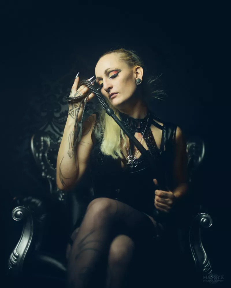 Künstlerische Fetisch-Fotografie einer dominanten Frau