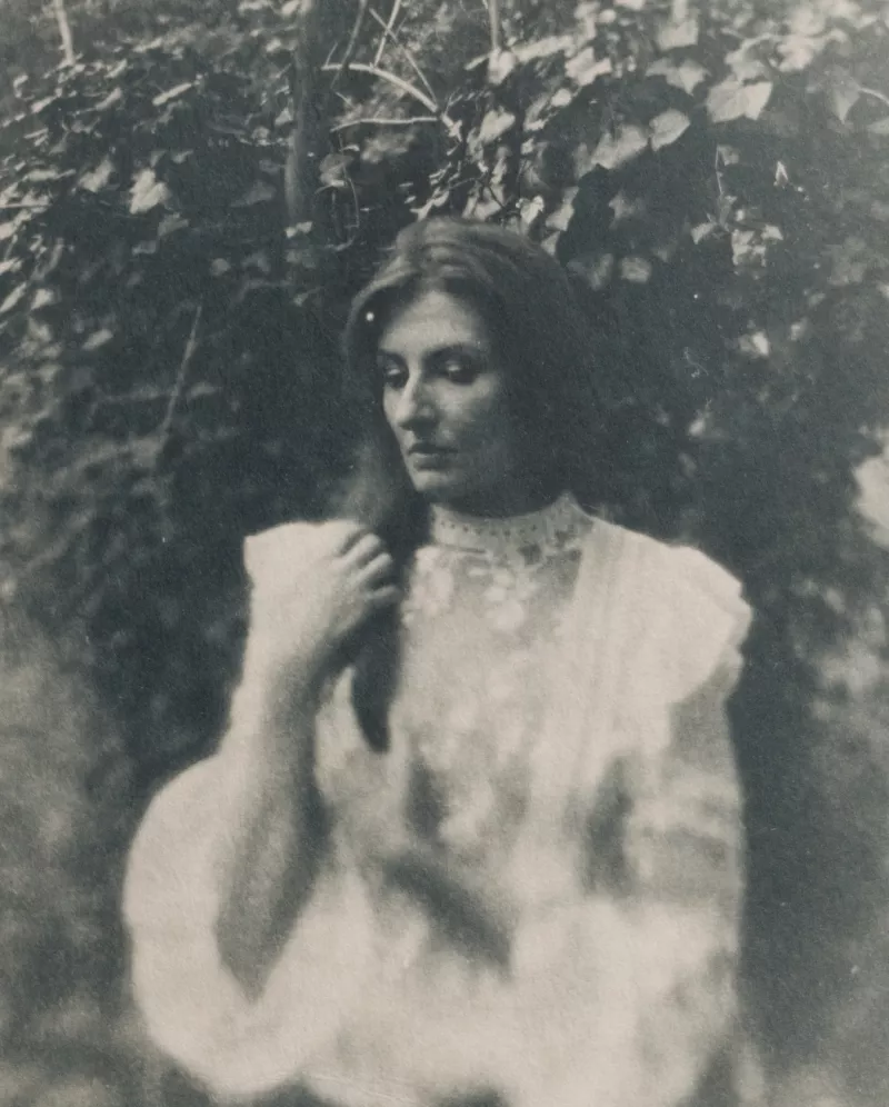 Stare zdjęcie kobiety w białej sukni w ogrodzie