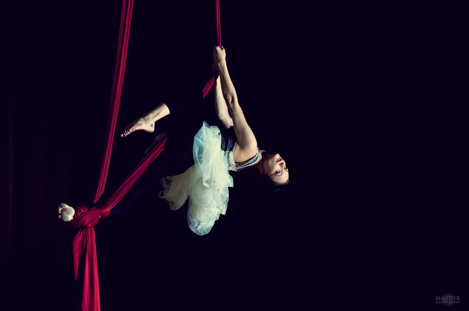 anmutige Luftakrobatin in ballettartiger Pose