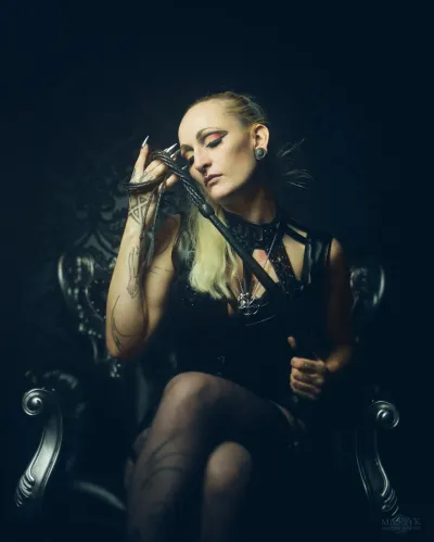  Alessa La Strange z pejczem podczas artystycznej sesji zdjęciowej BDSM