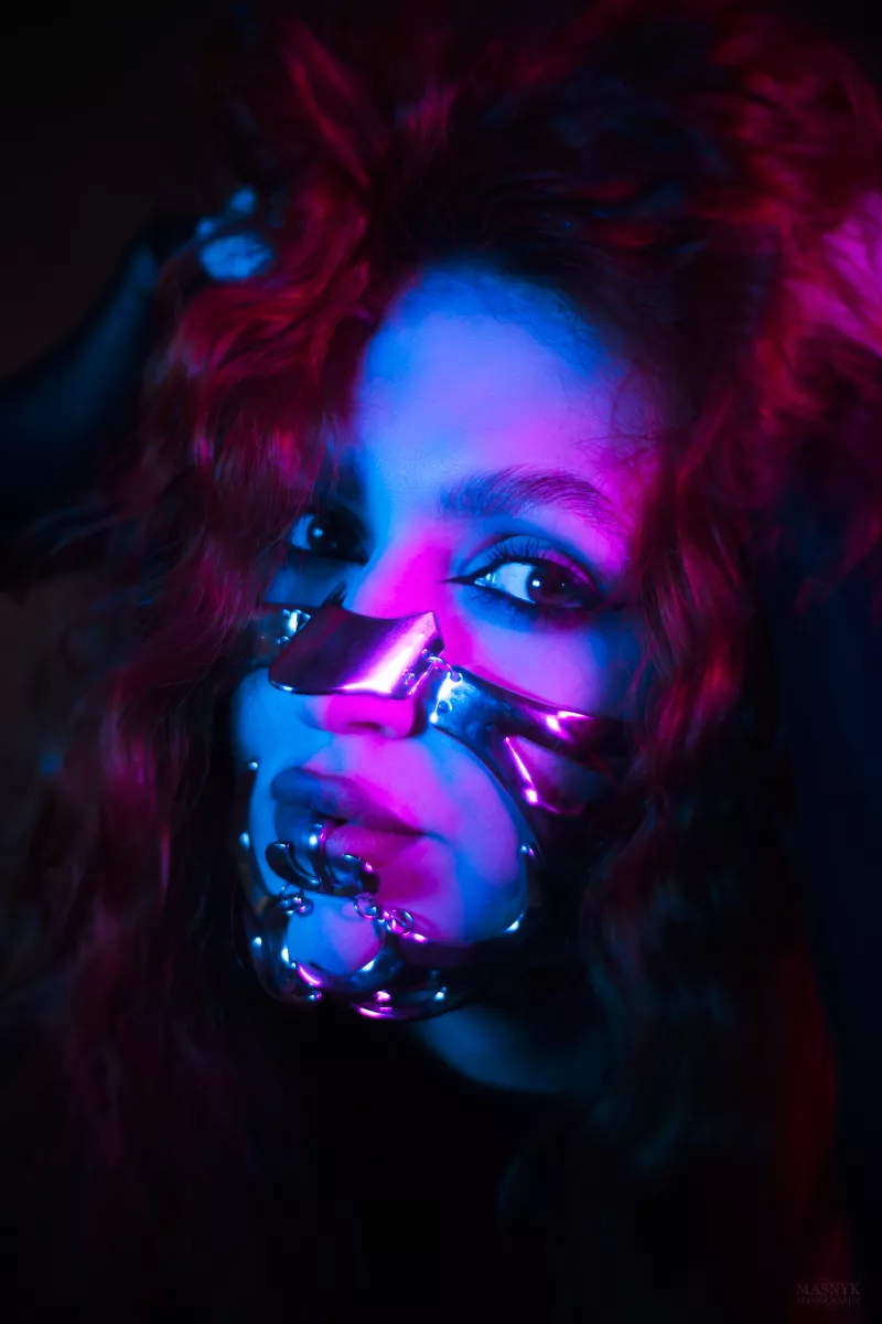 Artystyczny portret kobiety z kolorowym oświetleniem