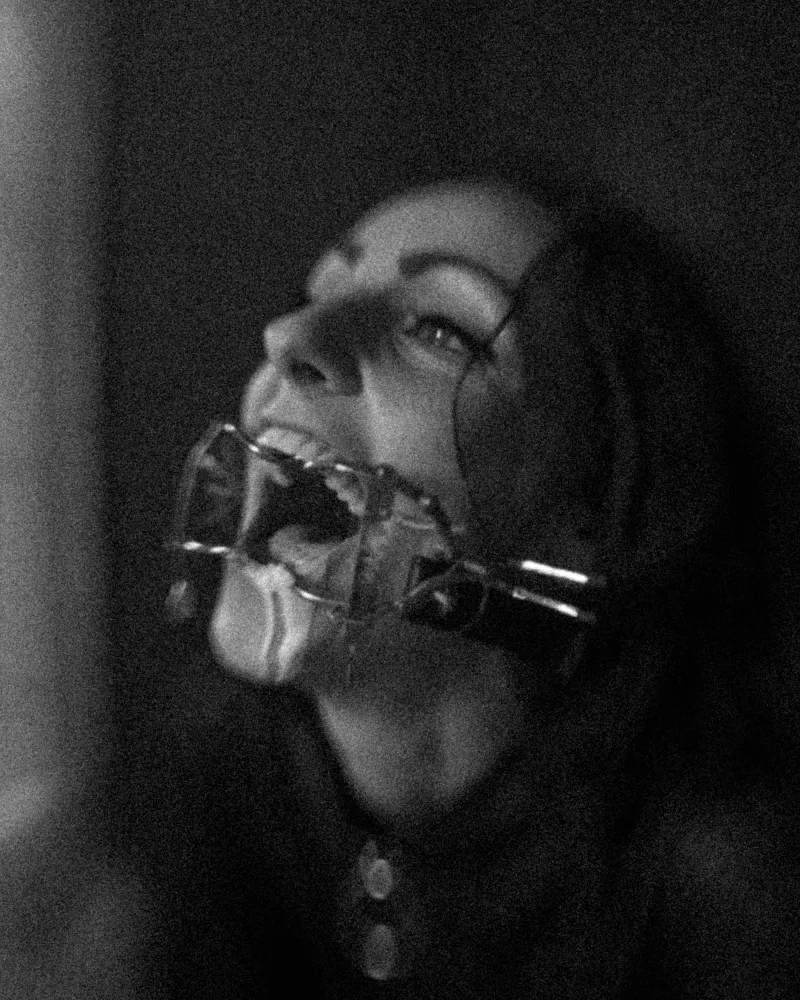 Künstlerisches BDSM-Fotoshooting mit dem Titel High Hopes, eine Person in Fesselung und Knebel