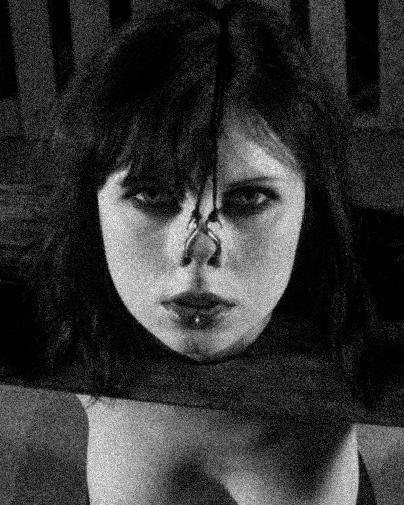 Artystyczne przedstawienie BDSM z hakiem w nosie i kneblem