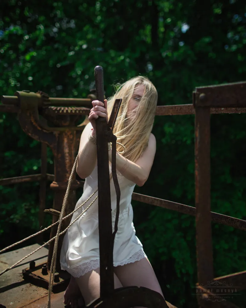 Zmysłowy portret shibari w industrialnym otoczeniu