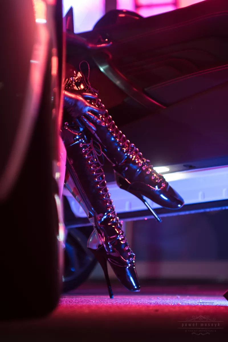 Neon-Nachtszene mit Auto und High Heels