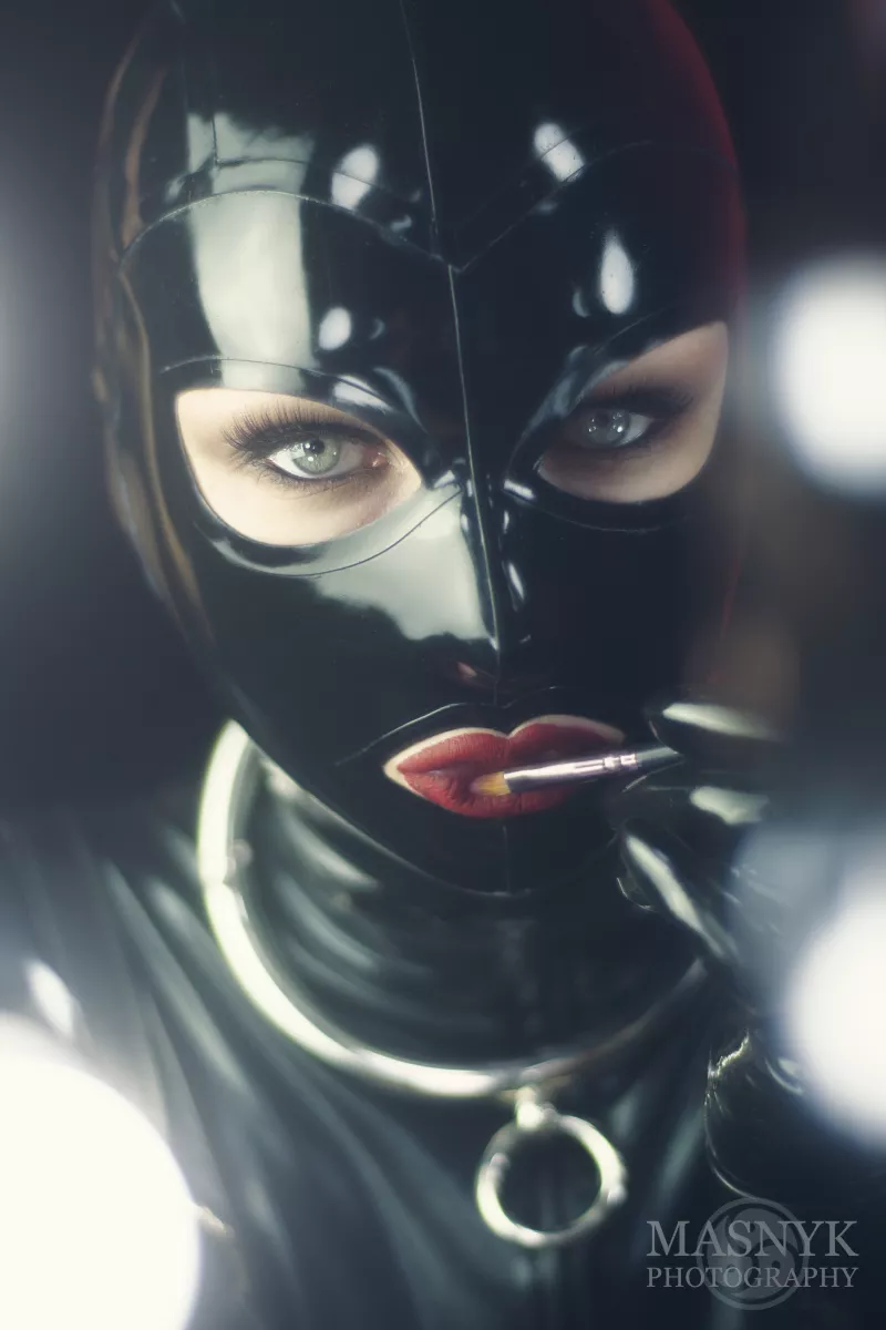 Woman wearing a collar and latex mask