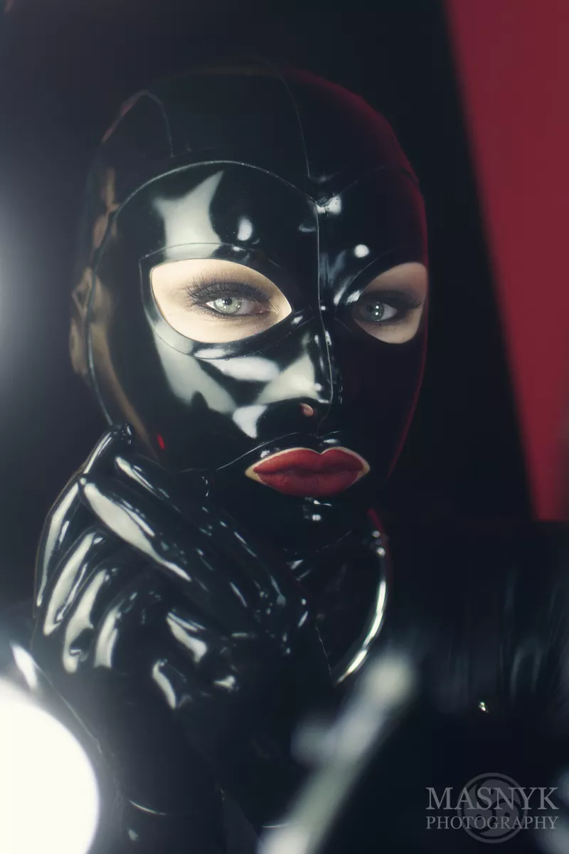 Woman wearing a collar and latex mask