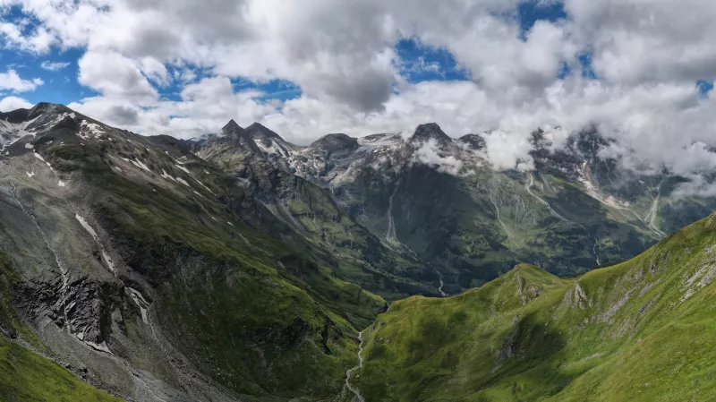 Panorama der Berggipfel in den Österreichischen Alpen. Blick von der Großglockner Hochalpenstraße