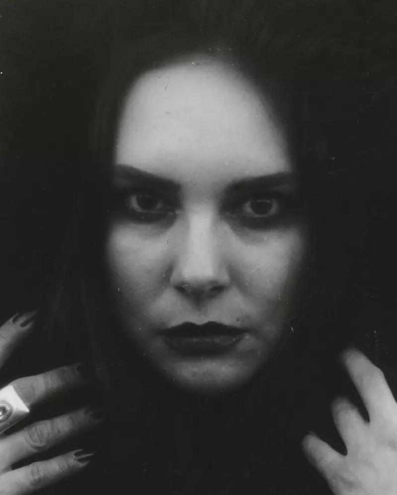 Moment der Entwicklung von Analogfotos in der Dunkelkammer – aufgenommen in Legnica