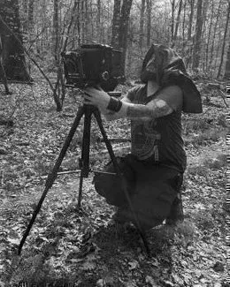 Fotograf mit Wista-Kamera bei der analogen Bildentwicklung