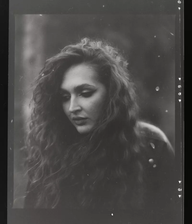 Schwarz-Weiß-Porträt einer Frau mit lockigem Haar