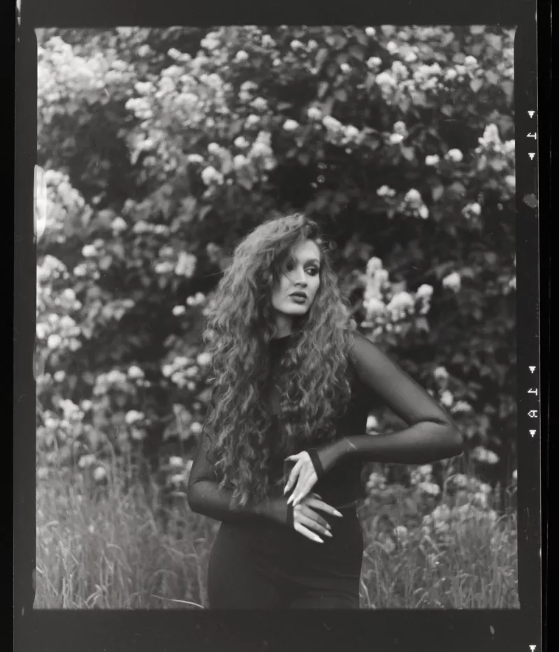 Portret kobiety wykonany na filmie analogowym, naturalna atmosfera światła, klasyczna estetyka