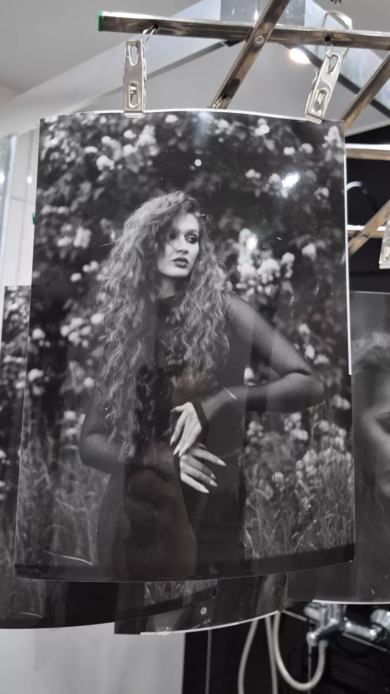 Schwarzweißfoto eines Models mit lockigem Haar