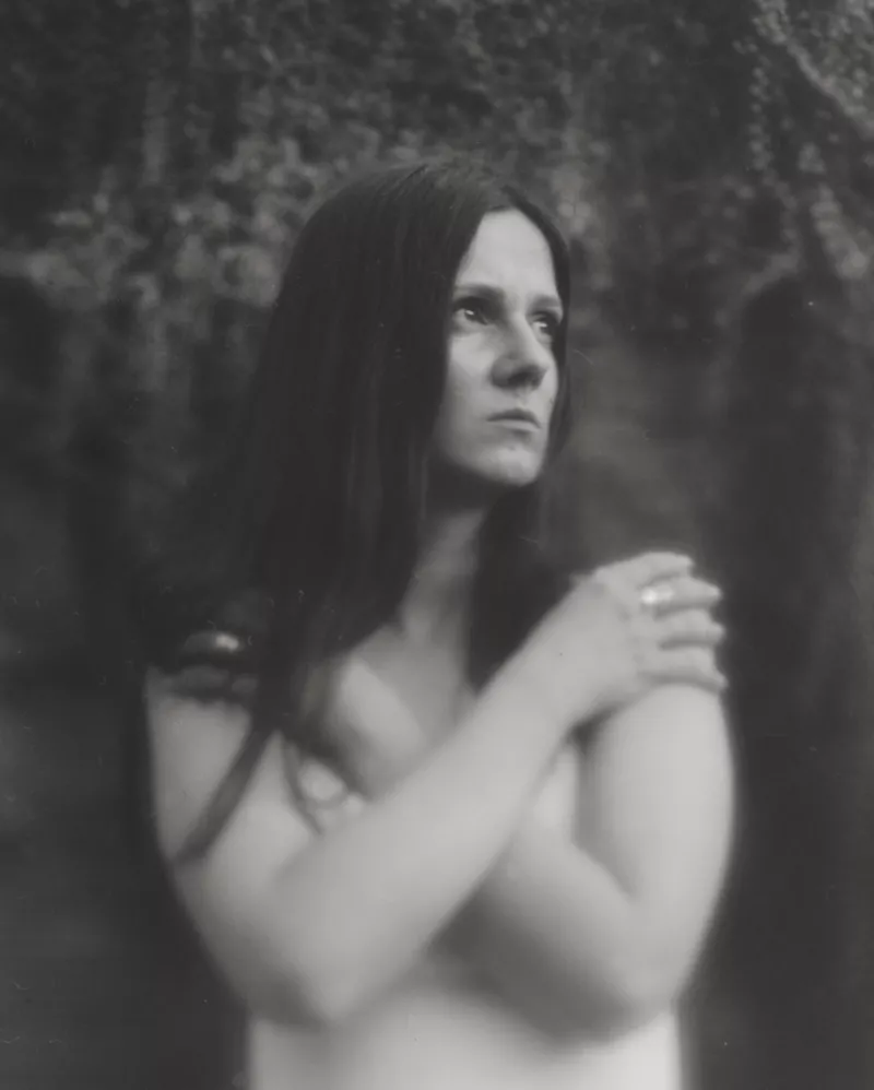 Czarno-biały portret kobiety w spokojnej scenerii