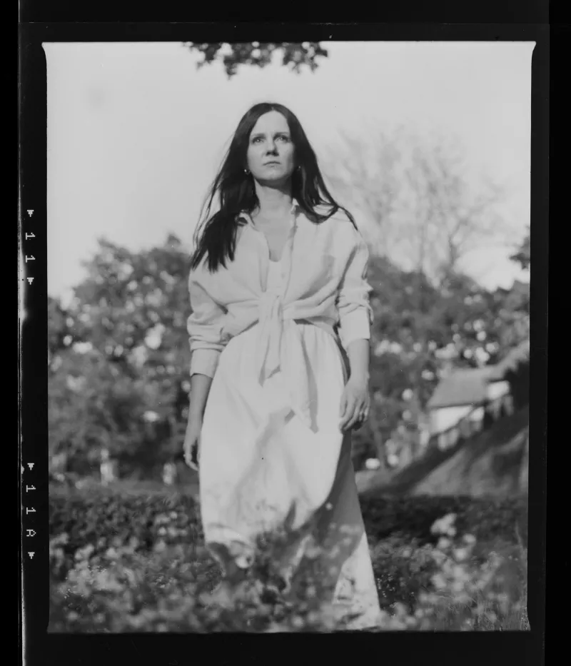 Czarno-biały portret kobiety w sukience na świeżym powietrzu