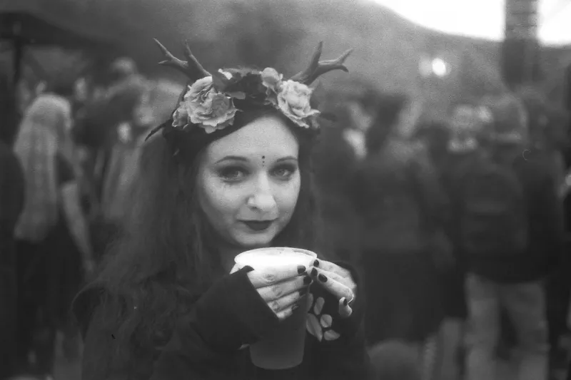 Zdjęcie analogowe uczestniczki na Castle Party