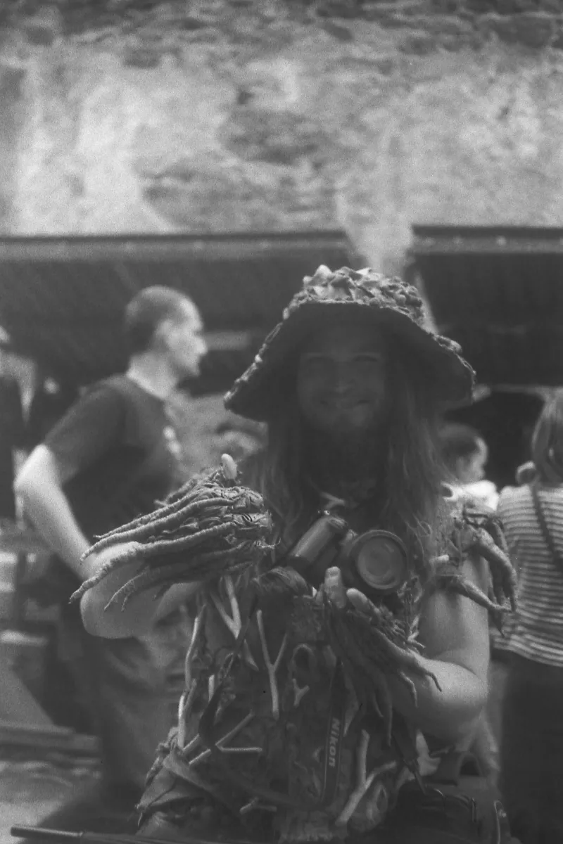 Człowiek drzewo na castle party, zdjęcie analogowe