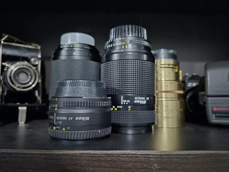 Verschiedene Kameralinsen auf einem Regal