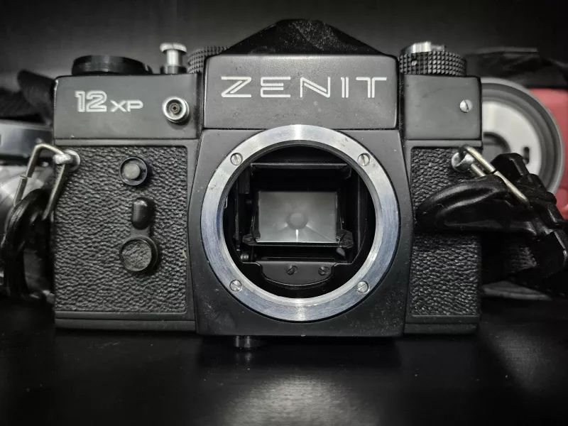 Nahaufnahme eines Zenit 12 XP Kameragehäuses ohne Objektiv