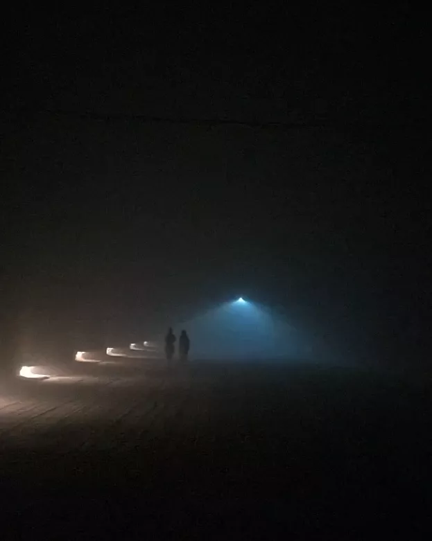 Geheimnisvoller unterirdischer Tunnel mit schwacher Beleuchtung