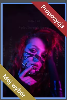 Künstlerisches Porträt mit bunter Beleuchtung und kreativem Make-up