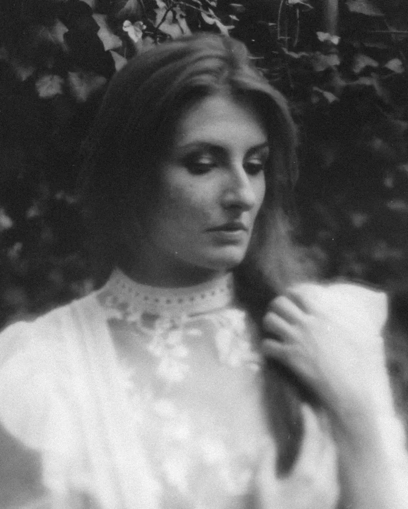 Vintage-Porträt einer Frau in einem Spitzenkleid