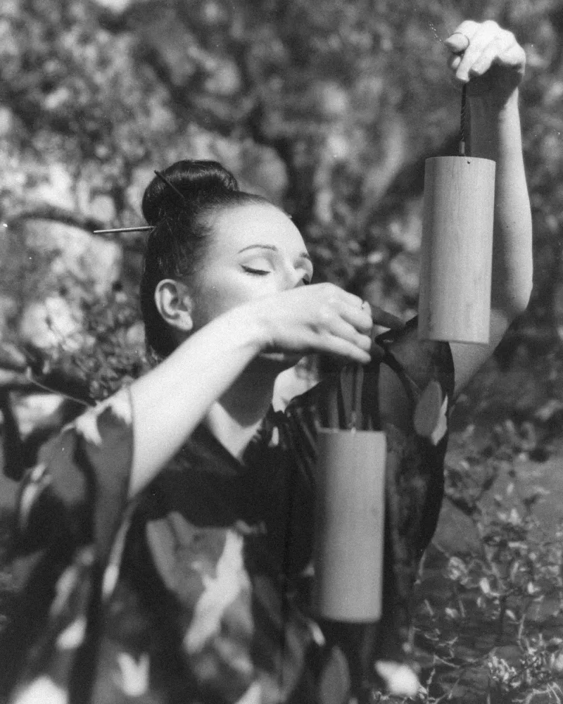 Frau im Kimono mit Koshi-Glocken auf einem schwarz-weißen Foto