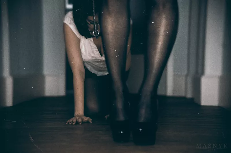 Künstlerisches BDSM-Fotoshooting mit submissivem Thema